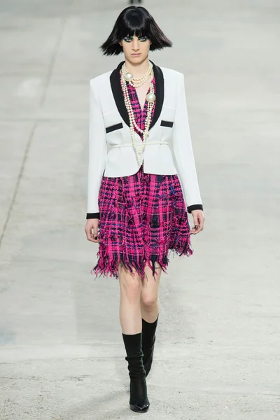 Look 16